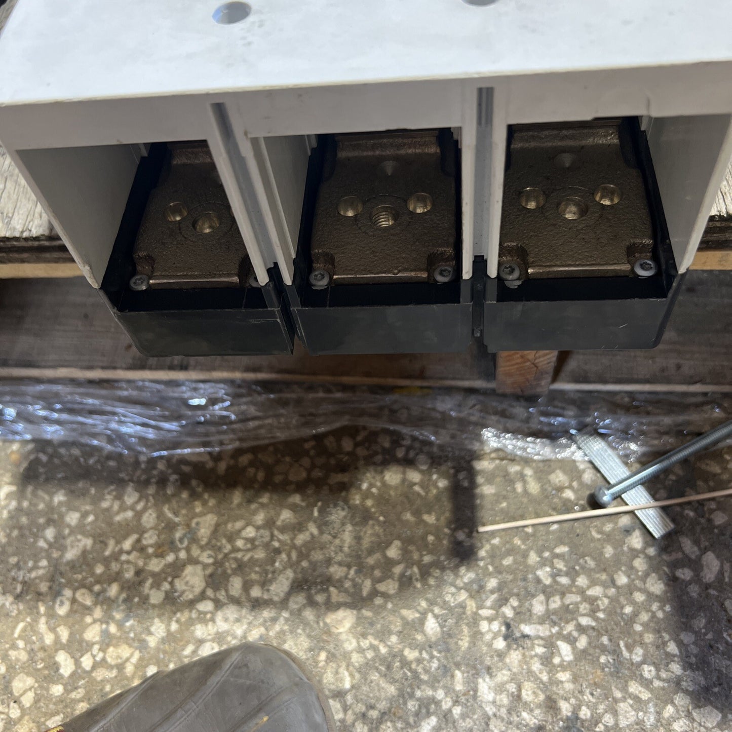 37305042