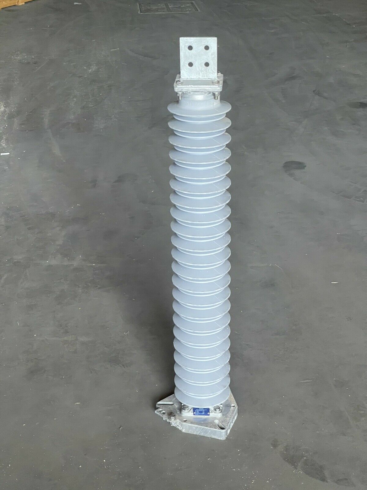 SIEMENS 3EL2 SURGE ARRESTER, SILICON RUBBER HOUSING AND CAGE DESIGN, MCOV 70kV