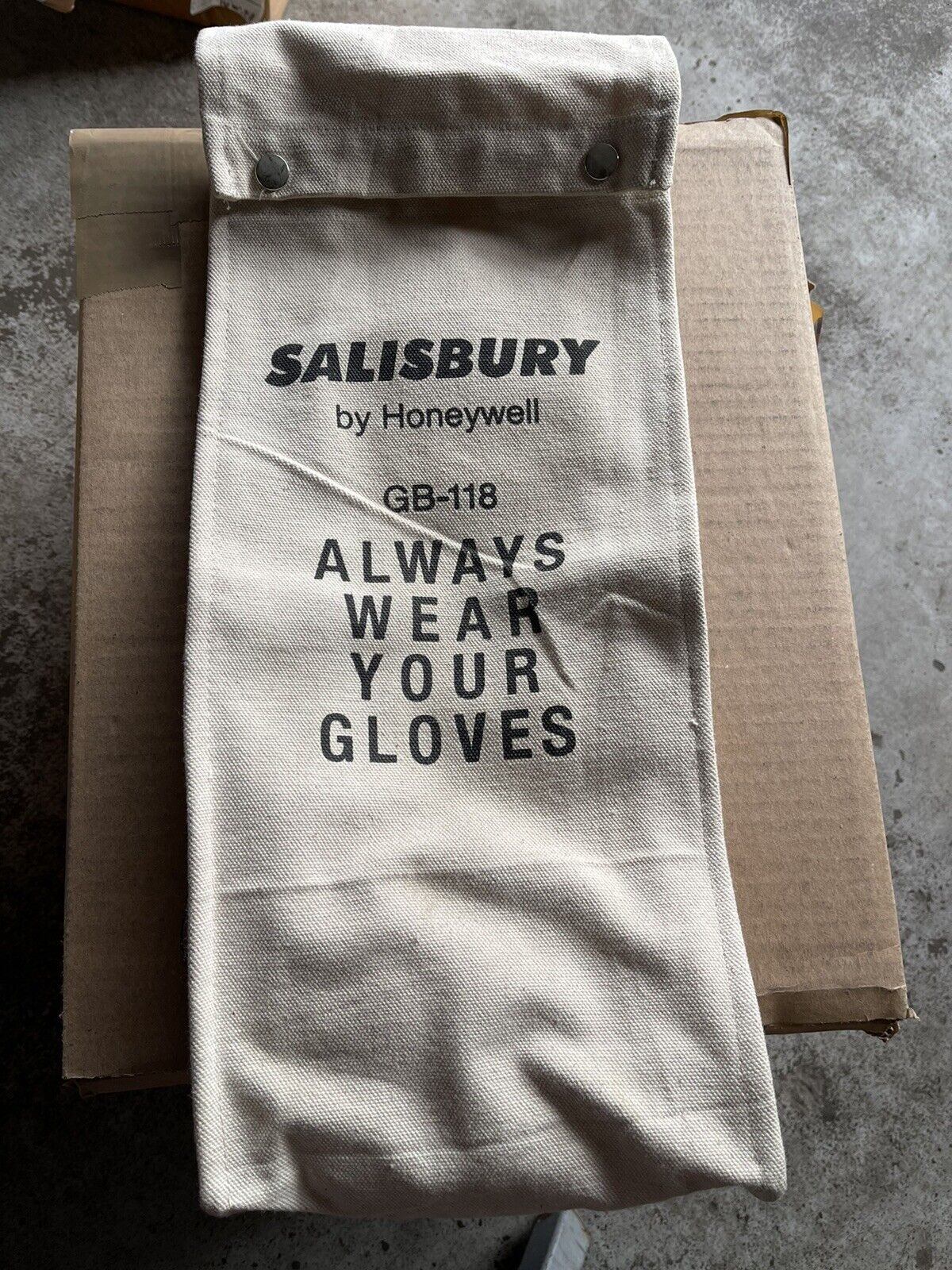 SALISBURY GB-118 18 INCH BAG FOR LOW AND HIGH VOLTAGE RUBBER GLOVES