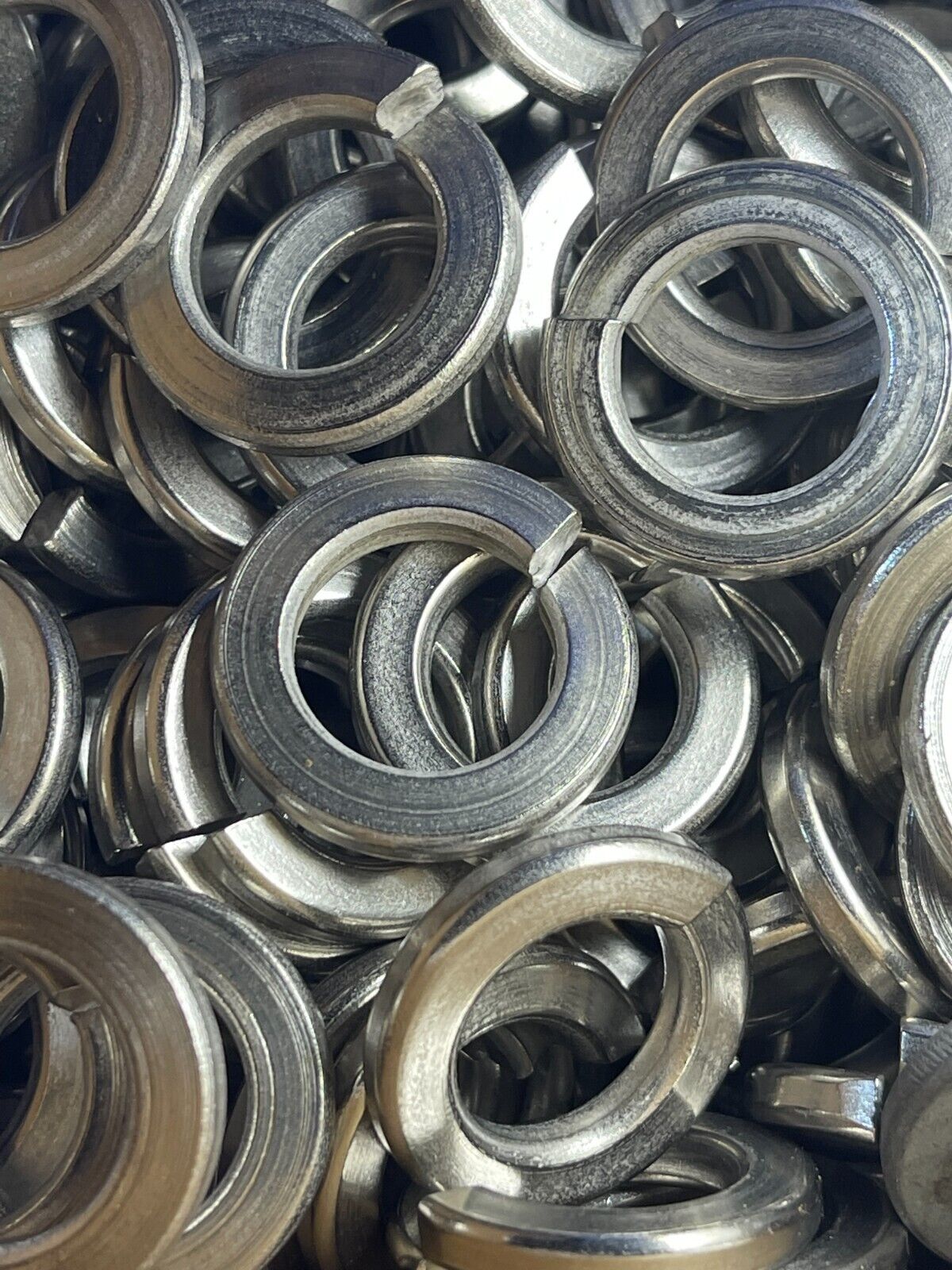 5/8" SPLIT LOCK WASHERS, 18-8 STAINLESS STEEL. MULTIPLE QUANTITIES