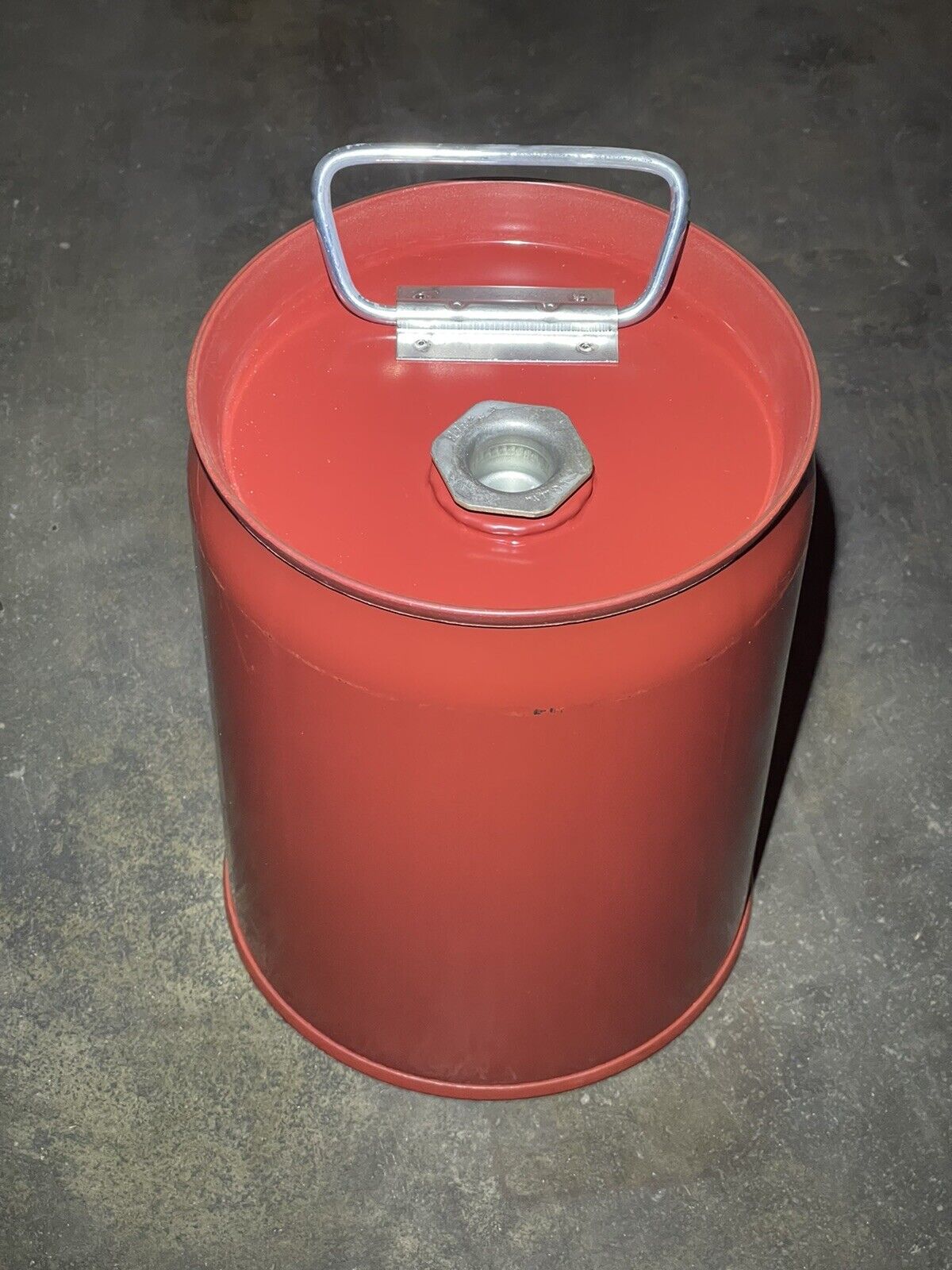 CLOSED-HEAD (1A1) UN STEEL DRUM WITH SPOUT, 1 GALLON, RED